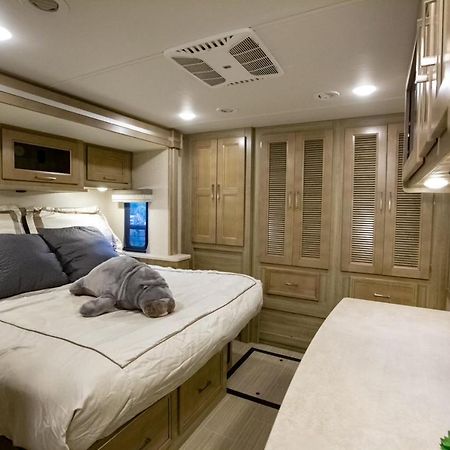 River Safaris, Stationary Class A Motorcoach, Old Гомосасса Екстер'єр фото